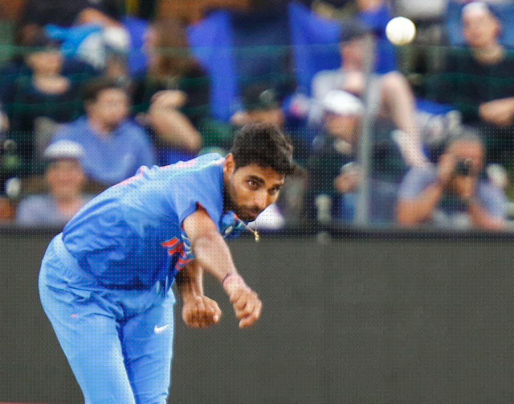 ভুবনেশ্বর কুমার: শেষ এক দিনের ম্যাচে ভুবনেশ্বরকে বিশ্রাম দিলেও টি২০ সিরিজের প্রথম ম্যাচে দলে ফিরতে চলেছেন তিনি।