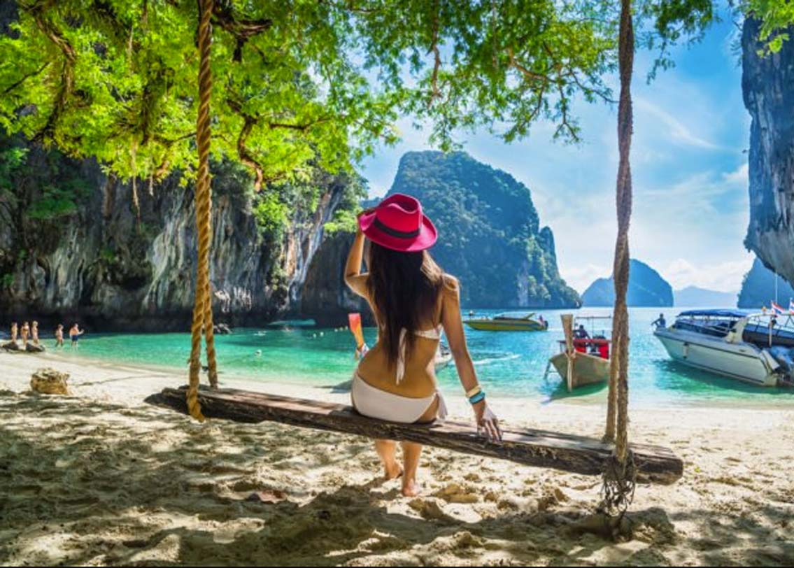 কেন হঠাৎ এমন একটা পরিকল্পনা? রথ জানিয়েছেন, ক্যালিফোর্নিয়ার কালাবাসাসে ছুটি কাটাতে গিয়েছিলেন তিনি। সেখানে তিনি লক্ষ্য করেন, হ্যান্ডসম পুরুষদের উপস্থিতি মহিলাদের নিজেদের নিয়ে অনেক বেশি সতর্ক করে তুলছিল। প্রকৃতির সৌন্দর্যে সেখানে মাতোয়ারা হওয়ার কথা। অথচ তা না হয়ে আকর্ষণীয় হয়ে উঠতে মহিলারা নিজেদেরই অত্যধিক সাজিয়ে রাখছিলেন।