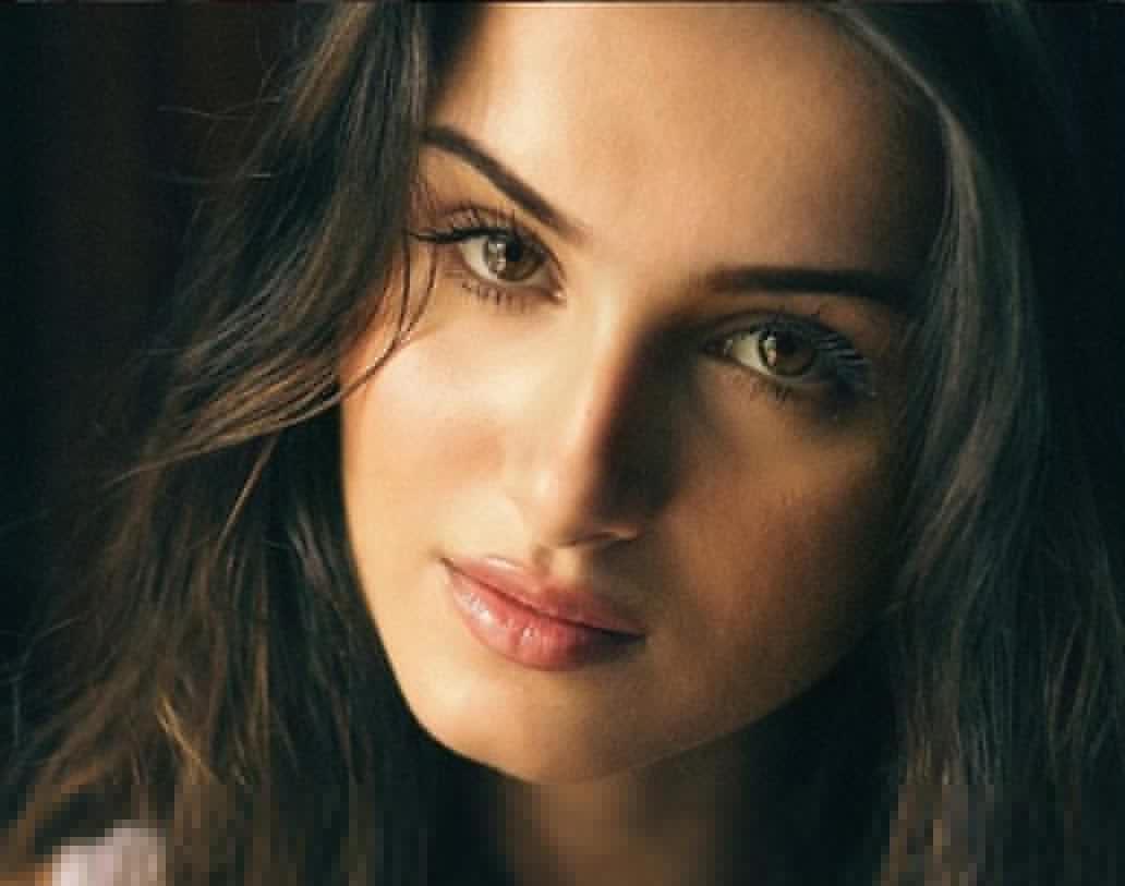 ‘স্টুডেন্ট অব দ্য ইয়ার’-এর ছ’বছর পর ‘স্টুডেন্ট অব দ্য ইয়ার টু’ করতে চলেছেন কর্ণ জোহর। মুম্বই মিরর-এর খবর অনুযায়ী প্রায় ৮০০ জনের অডিশনের পর কর্ণ বেছে নিয়েছেন তাঁর আরেক ‘স্টুডেন্ট’কে। নাম তারা সুতারিয়া।