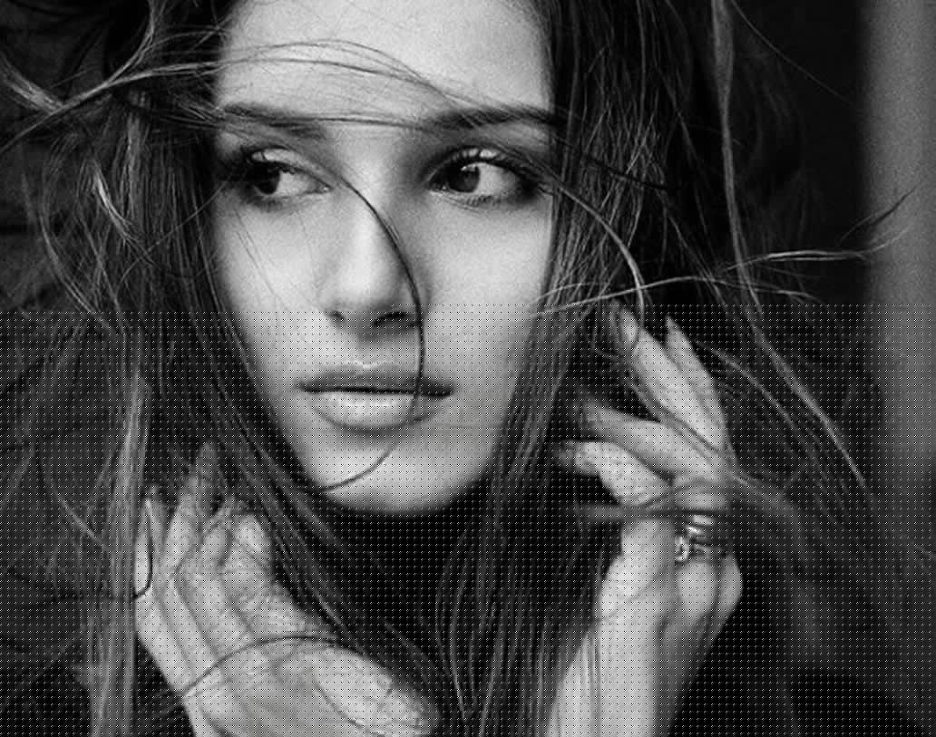 তারা বহুদিন ধরেই ইন্ডাস্ট্রির সঙ্গে যুক্ত। অভিনয় করেছেন। গান ও ব্যালেতেও পারদর্শী তিনি। ২২ বছরের তারা ইংল্যান্ড থেকে ক্লাসিকাল ব্যালে, মডার্ন ডান্স ও লাতিন আমেরিকার নাচের তালিম নিয়েছেন।