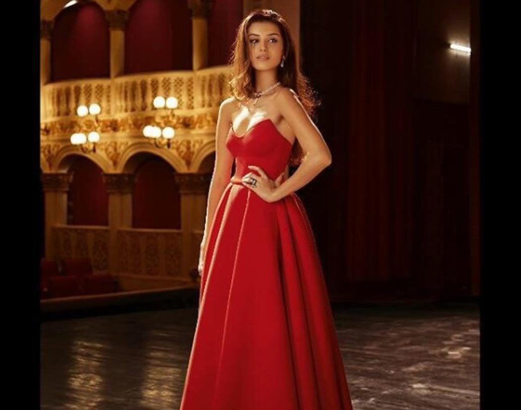 ২০১০-এ ডিজনি চ্যানেলের ভিডিও জকি হিসেবে কেরিয়ার শুরু করেন তারা। এর পর বহু ছবিতে ব্যাকগ্রাউন্ড আর্টিস্ট হিসেবে গান গেয়েছেন। ‘তারে জমিন পর’, ‘গুজারিশ’-এর মতো হিন্দি ছবিতেও গান গেয়েছেন তারা।