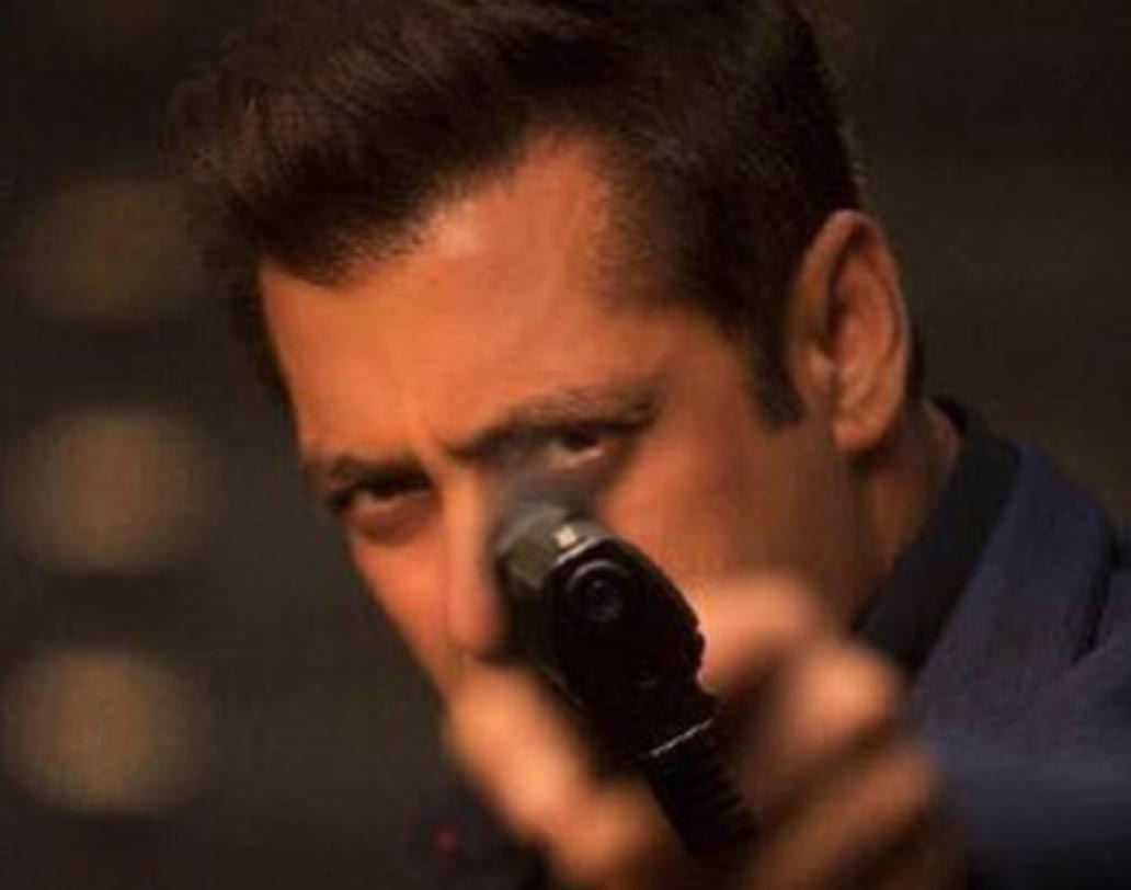 ‘টাইগার জিন্দা হ্যায়’-এর অভাবনীয় সাফল্যের পর সলমনের হাতে রয়েছে দু’টি ছবি। ‘রেস থ্রি’ ছবিতে সলমনকে দেখা যাবে খলচরিত্রে। রেমো ডি’সুজার পরিচালনায় এই ছবি মুক্তি পাওয়ার কথা আগামী ১৫ জুন। ছবিতে রয়েছেন জ্যাকলিন ফার্নান্ডেজ, ববি দেওল ও অনিল কপূরও।