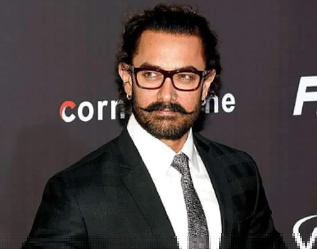 ছবির নাম ‘ঠগস অব হিন্দোস্তান’। আমিরের লুকেই খল চরিত্রের ছাপ। এই ছবিতে অ্যান্টি-হিরো আমির। ছবিতে অভিনয় করেছেন অমিতাভ বচ্চন, ক্যাটরিনা কইফ, ফতিমা সানা শেখ। চলতি বছরে দীপাবলির সময়ে এই ছবি মুক্তি পাওয়ার কথা।