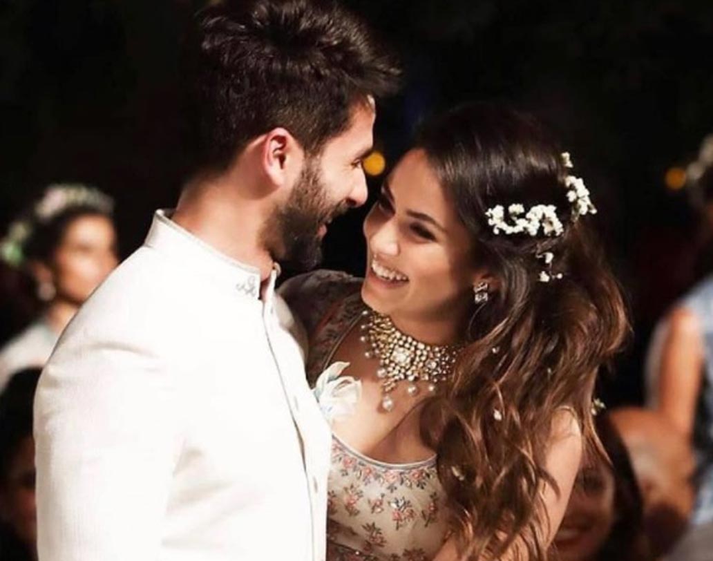 চলতি বছরের ‘ল্যাকমে ফ্যাশন উইকে’ও চমকে দিয়েছিলেন দম্পতি। রেড কার্পেটে ডিজাইনার অনিতা ডোংরের এথনিক পোশাকে তখন সব ক্যামেরার লেন্সে এই তারকা জুটি।