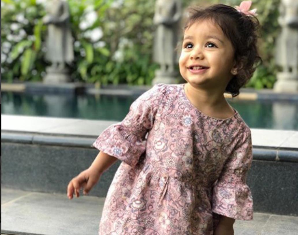 সোশ্যাল দুনিয়ায় মেয়ে মিশার ছবিও মাঝে মাঝেই পোস্ট করেন তাঁরা। বাবা-মা বড় হতে ‘না’ চাইলেও, মেয়ে যে দিন দিন বড় হয়ে যাচ্ছে তা শেয়ার করে নেন ফ্যানেদের সঙ্গে।