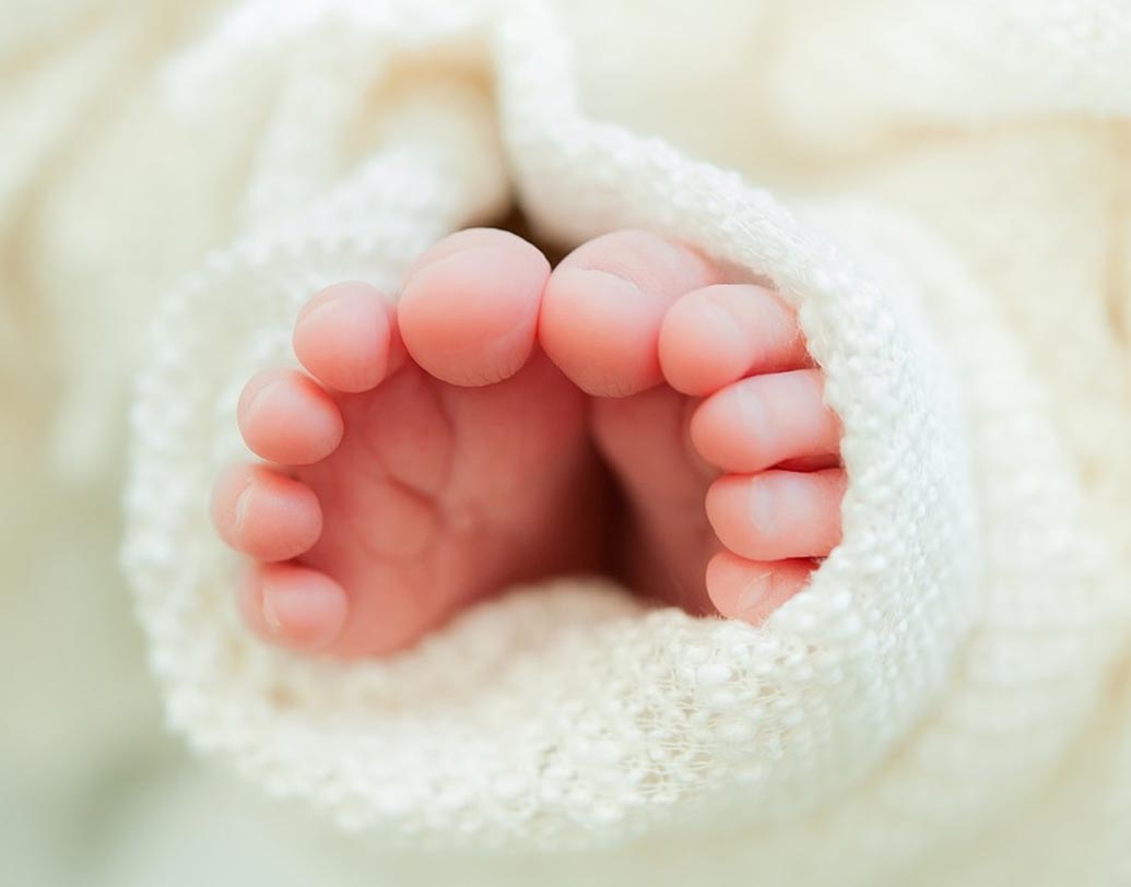 সদ্যজাতরা দেখতে মজার হয়। মাথা বড় হয়, হাত-পা সরু হয়, চোখ গোল গোল হয়। আমরা যেমন বাচ্চাদের ছবি দেখে অভ্যস্ত তার সঙ্গে কোনও মিল থাকে না। ঘাবড়ে যাবেন না। কয়েক মাসের মধ্যেই আপনার শিশুও ছবির বাচ্চাদের মতো হয়ে যাবে।