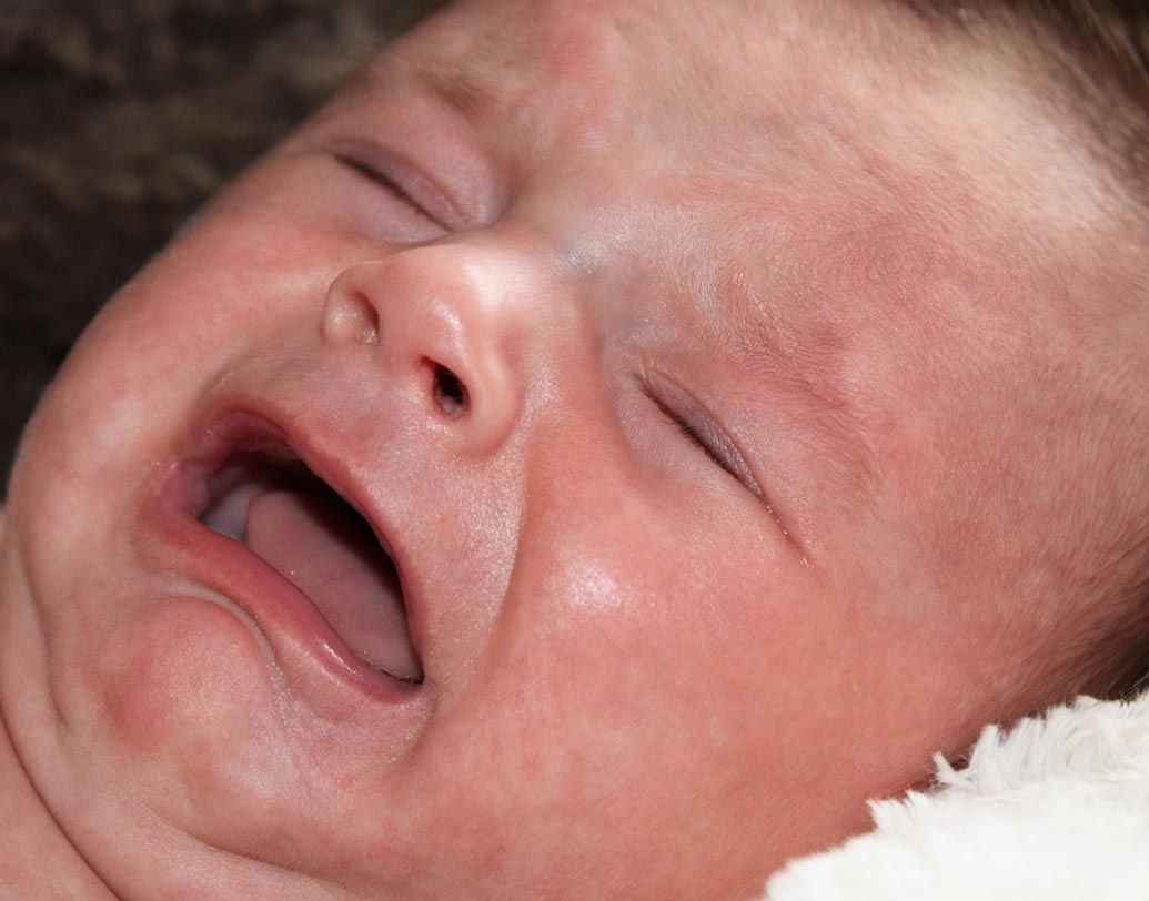 সদ্যজাত শিশুদের নিজেকে ব্যক্ত করার একমাত্র উপায় কান্না। যতই বিরক্ত লাগুক শিশুরা খিদে পেলে, ডায়াপার নোংরা হয়ে গেলে, কোলে আসতে চাইলে বা ক্লান্ত হলে কেঁদেই তা প্রকাশ করবে। তাই আগে থেকেই নিজেকে প্রস্তুত রাখুন।