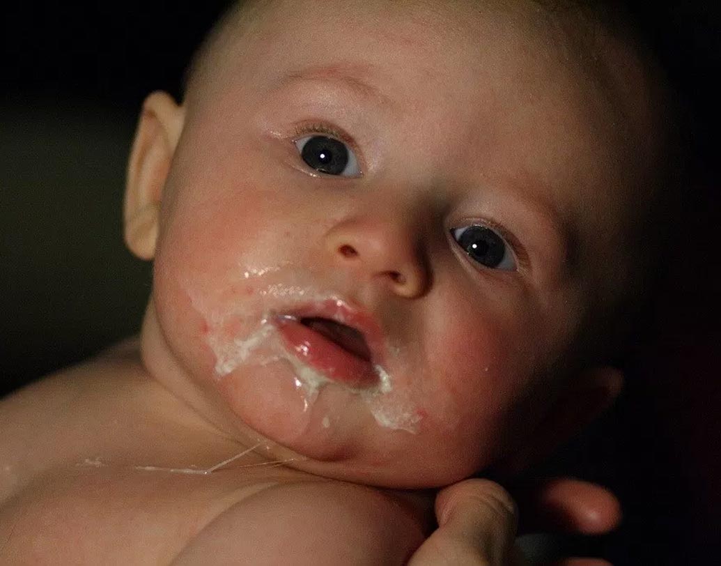 খাওয়ানোর পর বাচ্চারা মুখ থেকে দুধ তোলে ও বমি করে। যতই ঘেন্না লাগুক শিশুরা এটা করবেই। কারণ ওদের পেশী ঠিক মতো গঠিত হয় না। তাই দুধ তোলাতে সাহায্য করতে খাওয়ানোর পর অবশ্যই ঢেকুর তোলান শিশুকে।