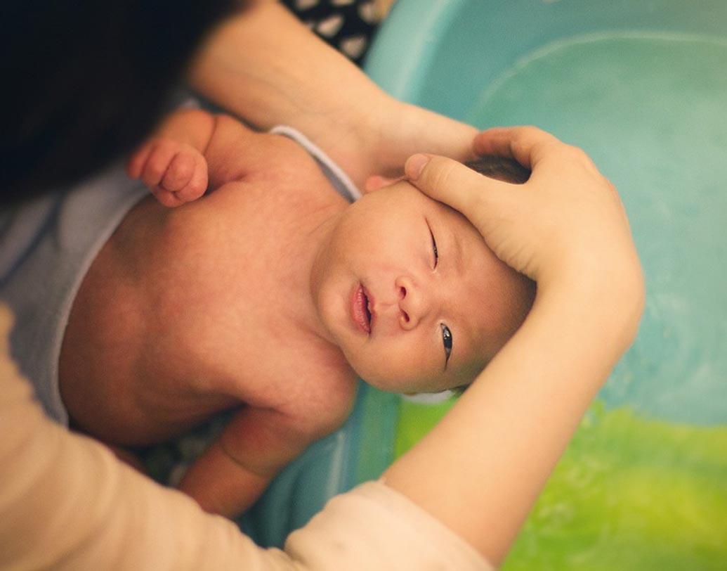 সদ্যজাত শিশুদের প্রতি দিন স্নান করানোর প্রয়োজন নেই। যত দিন না নাড়ি খসে যাচ্ছে ততদিন হালকা গা মুছে দিন। নাড়ি খসে যাওয়ার পর থেকে প্রতি ২-৩ দিন অন্তর হালকা গরম জলে স্নান করাতে পারেন। প্রতি দিন অবশ্যই মুখ ও পিছন ভাল করে মুছে দিন পরিষ্কার রাখার জন্য।