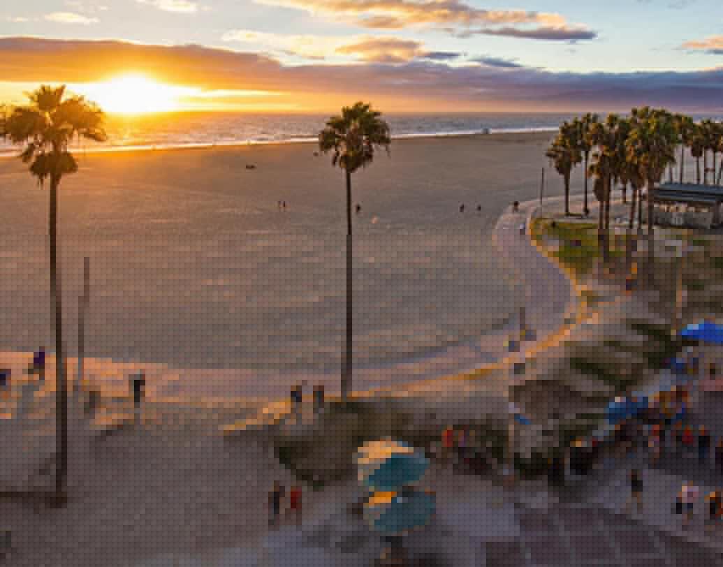 ভেনিস বিচ, ক্যালিফোর্নিয়া: প্রতি বছর লক্ষাধিক মানুষ ছুটি কাটাতে যান ক্যালিফোর্নিয়ার মনোরম ভেনিস সৈকতে। ছবির শুটিংয়ের জন্যও এই সৈকতের কোনও তুলনা হয় না। ‘দ্য বিগ লেবাওস্কি’, ‘হি ইস জাস্ট নট দ্যাট ইনটু ইউ’ ইত্যাদি নানা ছবির শুটিং হয়েছে এই বিচে।