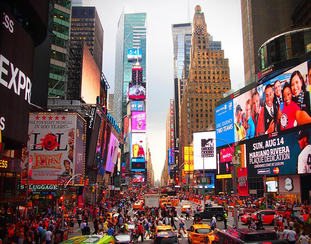 টাইমস স্কোয়ার, নিউ ইয়র্ক: ব্যস্ত মিডটাউন ম্যানহাটনের মধ্যে মাথা তুলে দাঁড়িয়ে আছে আইকনিক টাইমস স্কোয়ার। ‘দ্য ডেভিল ওয়েরস প্রাদা’, ‘বার্ন আফটার রিডিং’-সহ একাধিক হিট ছবির শুটিং হয়েছে এখানে।