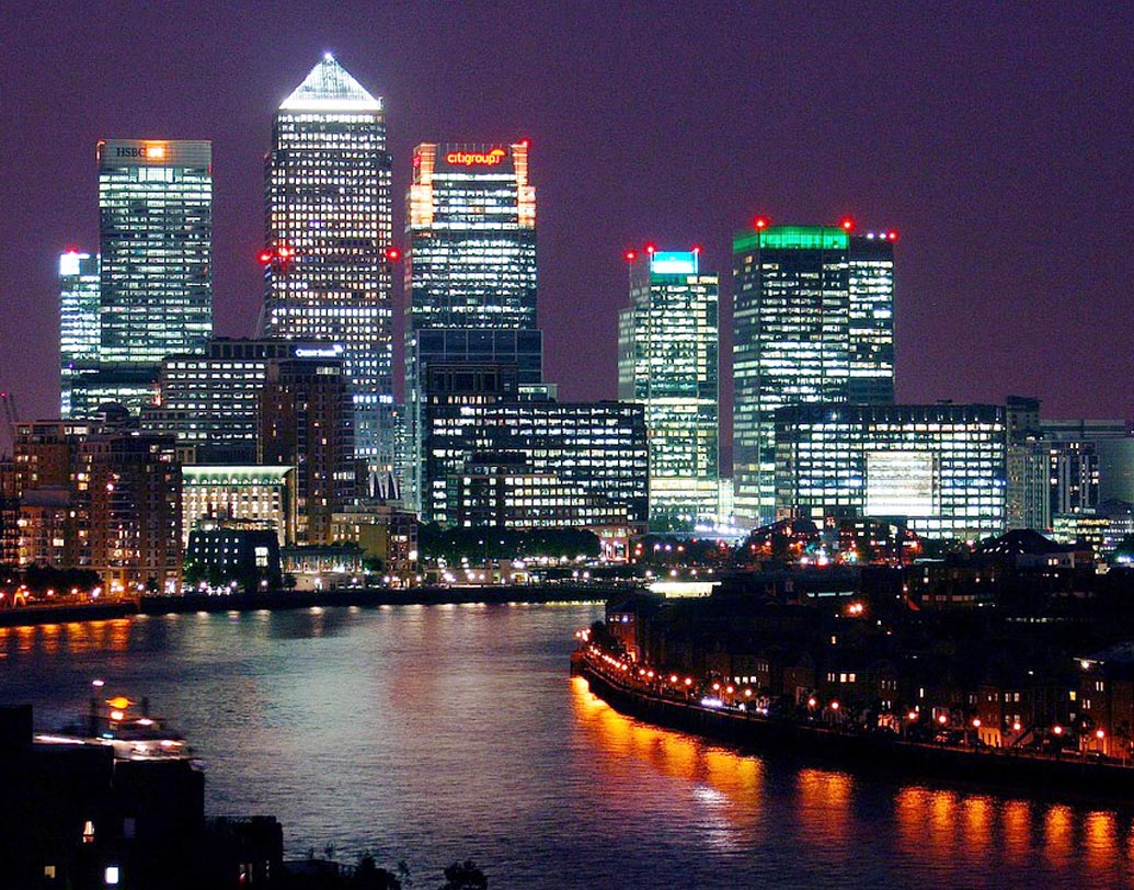 ক্যানারি ওয়ারফ, লন্ডন: সিটি অব লন্ডনের মতোই অন্যতম বড় বাণিজ্যনগরী ক্যানারি ওয়ারফ। ‘ক্যাসিনো রয়্যাল’, ‘ব্যাটম্যান বিগিনস’-এর মতো হিট হলি ছবির শুটিং হয়েছে এখানে।