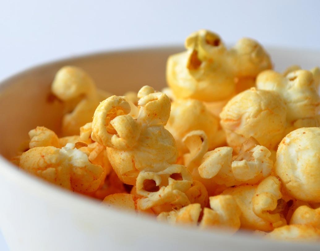 পপকর্ন ফ্যাট ফ্রি, সুগার ফ্রি ও লো ক্যালোরি খাবার। ১ কাপ পপকর্ন মানে মাত্র ৩০ ক্যালোরি। অথচ ফাইবার থাকায় অনেকক্ষণ পেট ভরা রাখে। খিদে কম পায়। এই ভাবেই ওজন কমাতে সাহায্য করে পপকর্ন।