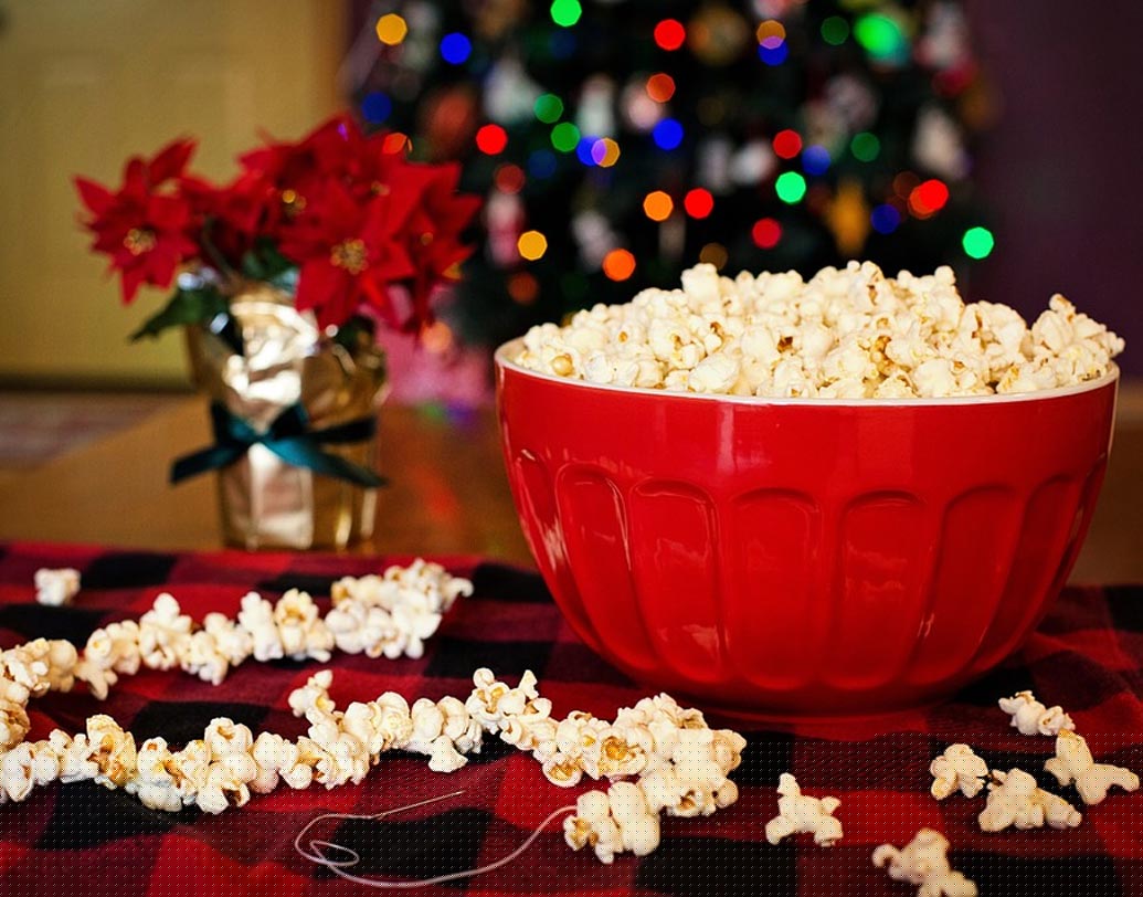 অ্যান্টি-অক্সিড্যান্টে সমৃদ্ধ পপকর্ন রক্তে ফ্রি-র‌্যাডিক্যালস-এর মাত্রা কমাতে সাহায্য করে। যা চুল পড়া, অ্যালঝাইমার’স-এর মতো বয়সকালীন সমস্যা মোকাবিলায় সাহায্য করে।