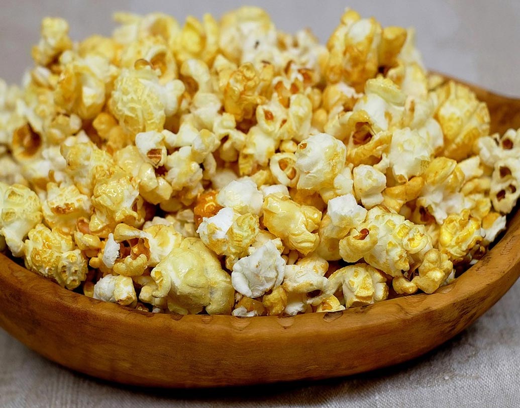 পপকর্ন গোটা শস্য। ফলে এই খাবারে ফাইবার, মিনারেল, জটিল কার্বোহাইড্রেট, ভিটামিন ই, ভিটামিন বি কমপ্লেক্সের পরিমাণ প্রচুর। যা হজমে সাহায্য করে ও পেট পরিষ্কার রাখে।