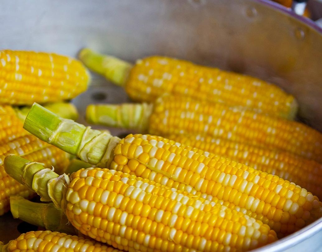 পপকর্ন প্রচুর পরিমাণে ফাইবারে পরিপূর্ণ। ফলে তা রক্তনালী ও ধমনীরে দেওয়ালে কোলেস্টেরল জমতে বাধা দেয়। ফলে রক্তে কোলেস্টেরলের মাত্রা কমে ও হার্টের স্বাস্থ্য ভাল রাখে।