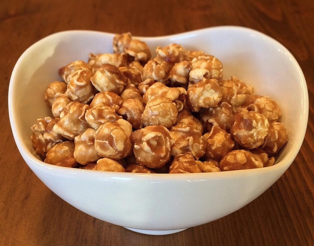 পপকর্নে ফাইবারের পরিমাণ খুব বেশি থাকার কারণে রক্তে শর্করার মাত্রা ও ইনসুলিন নিয়ন্ত্রণে রাখতে সাহায্য করে পপকর্ন। ডায়াবেটিকরা নিয়মিত ডায়েটে ১ কাপ ঘরে তৈরি পপকর্ন রাখতে পারেন।