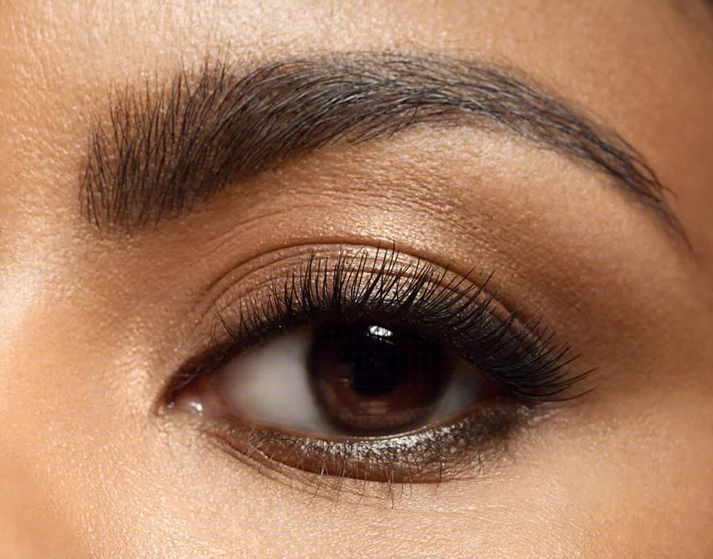 আইব্রো ব্রাশ বা ক্রিমি আইব্রো পেন্সিল নয়। ক্যাস্টর অয়েল বা অলিভ অয়েল মাসাজ করে নিন ভ্রুতে।