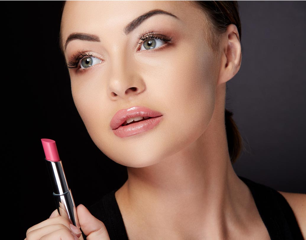 টিন্টেড লিপ বাম: গালের হাড়, নাকের হাড়ের দুপাশে, ঠোঁটে লাগিয়ে নিন কোনও টিন্টেড লিপ বাম। কনটুরিং এফেক্ট আসবে।