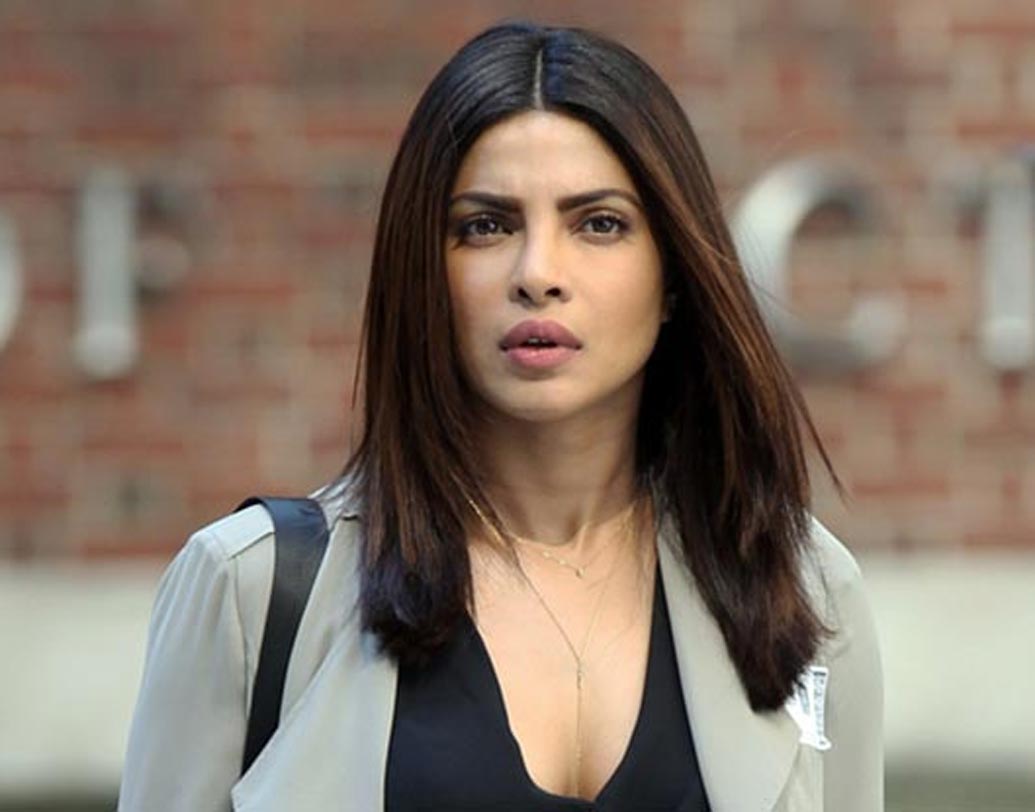 নুড লাইনার: যদি মনে হয় চোখের কোল ফুলে রয়েছে বা চোখ বসে গিয়েছে, অথচ কোহল পেন্সিল লাগানোর সময় নেই তা হলে চোখের ওয়াটার লাইন বরাবর নুড লাইনার লাগিয়ে নিন। চোখ উজ্জ্বল দেখাবে।