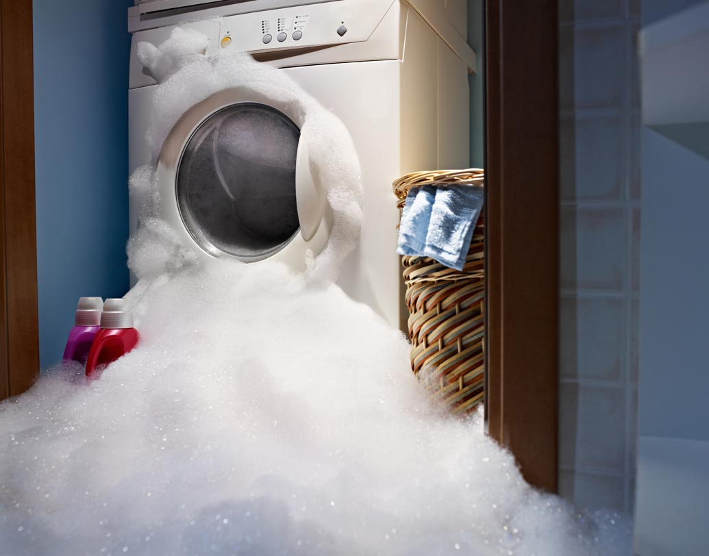 কাচার সময় লন্ড্রি ডিটারজেন্ট বা ফ্যাব্রিক সফনার যাই ব্যবহার করুন না কেন অতিরিক্ত ফেনা উপচে উঠে মেশিনার কন্ট্রোল প্যানেল নষ্ট করে দিতে পারে।