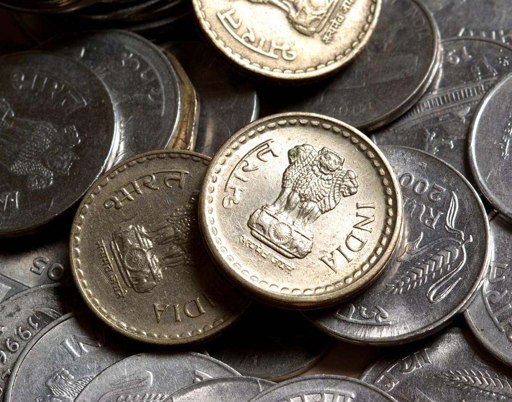 প্যান্টের পকেটে ধাতব কয়েন থাকলে তা পকেট থেকে বেরিয়ে ওয়াশার ড্রেন পাইপের মধ্যে আটকে যেতে পারে। আবার মেশিনের কাচের দরজায় ঘষা লেগে কাচের দরজা নষ্ট করে দিতে পারে।