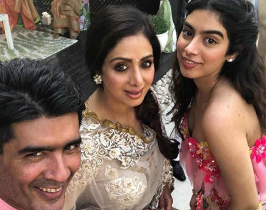 মোহিত সোনম কপূরের মাসতুতো ভাই। তাই, মোহিতের বিয়ে উপলক্ষে সেখানে বসেছিল চাঁদের হাট। বনি কপূর ও অনিল কপূরের পরিবার আপাতত সেই সেলিব্রেশনেই যোগ দিয়েছেন।