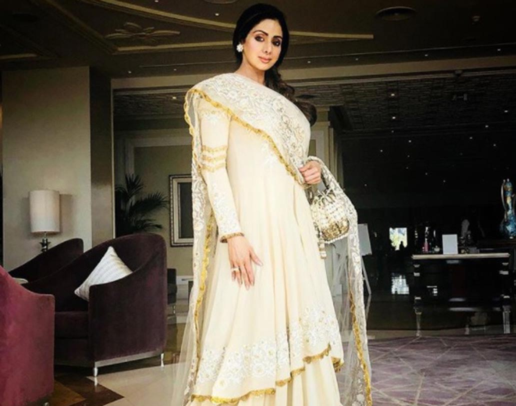 গ্ল্যামারাস সাজে দেখা গেল শ্রীদেবী ও তাঁর ছোট মেয়ে খুশিকেও।