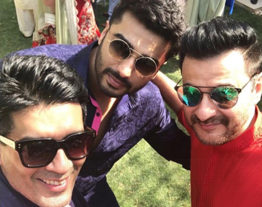 বিয়ের আগে জমজমাট সেলিব্রেশন চলেছে মেহেন্দি সেরিমনিতে। বলিউডের বিখ্যাত ফ্যাশন ডিজাইনার মণীশ মলহোত্র ইনস্টাগ্রাম পেজে শেয়ার করেছেন অনুষ্ঠানের বিভিন্ন ছবি। সঞ্জয় কপূর ও অর্জুন কপূরকেও দেখা গেল ‘মস্তি’ মেজাজে।