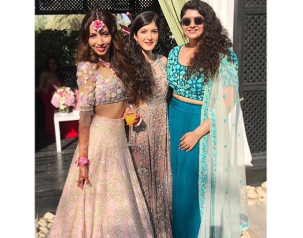 সঞ্জয়ের মেয়ে সানায়া কপূরও গিয়েছেন অনুষ্ঠানে। নতুন বউ ও বন্ধুর সঙ্গে ছবি তুলেছেন সানায়া।