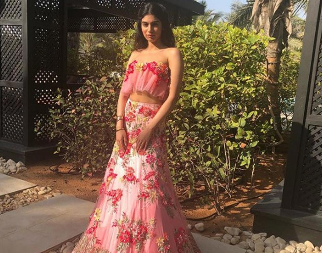 মণীশের ডিজাইন করা লেহঙ্গাতেই সেজেছিলেন কনে থেকে উপস্থিত আত্মীয়রা। ট্র্যাডিশনাল লেহঙ্গায় সেজেছেন শ্রীদেবীর মেয়ে খুশি।