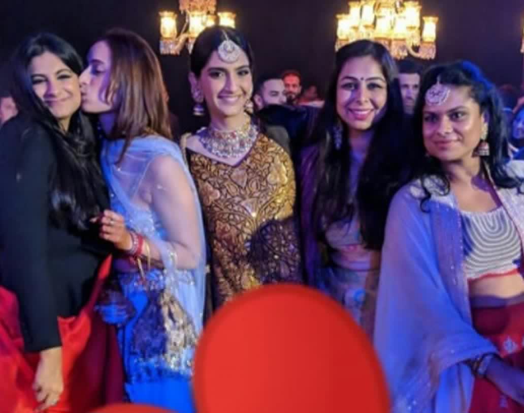 সোনমকে দেখা গেলেও অনিলকে এখনও অনুষ্ঠানে দেখা যায়নি। ইন্ডাস্ট্রি সূত্রে খবর, ‘এক লড়কি কো দেখা’ ছবির শুটিং নিয়ে ব্যস্ত রয়েছেন অনিল। খুব শীঘ্রই সেলিব্রেশনে যোগ দেবেন তিনি।