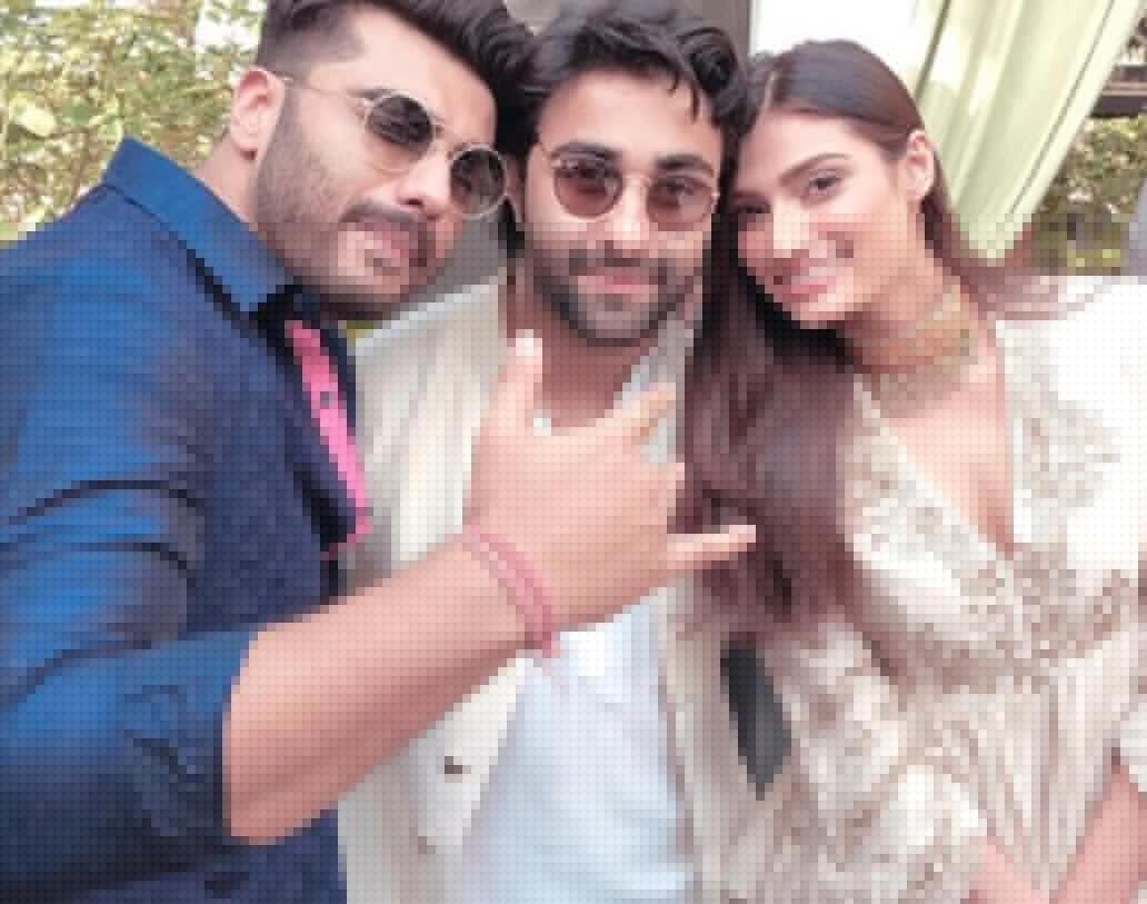 তবে পৌঁছে গিয়েছেন মোহিতের ঘনিষ্ঠ বন্ধু অর্জুন, আদর জৈন ও আথিয়া শেট্টি।