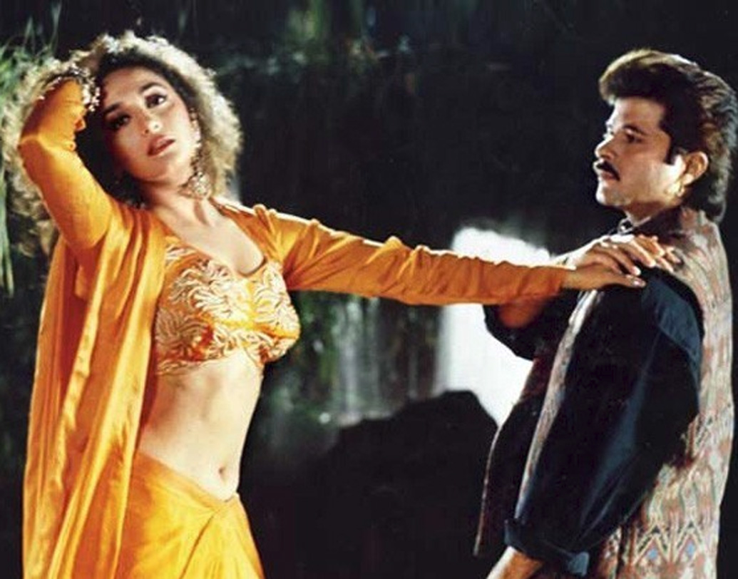 ‘ধক ধক করনে লগা...’এই গান দিয়েই দর্শকদের মনে তীব্র উষ্ণতা ছড়িয়েছিলেন মাধুরী দিক্ষিত। আর তার পিছনে ছিল হলদে রঙের এক শাড়ির ভূমিকা। সে বছর পুজো এবং ইদের সময় দোকানে দোকানে হাজির হয়ে গিয়েছিল ওই একই ডিজাইনের শাড়ি। আর আসল শাড়িটি? শুটিং শেষে ৮০ হাজার টাকায় নিলাম হয়েছিল বিখ্যাত সেই শাড়ি।