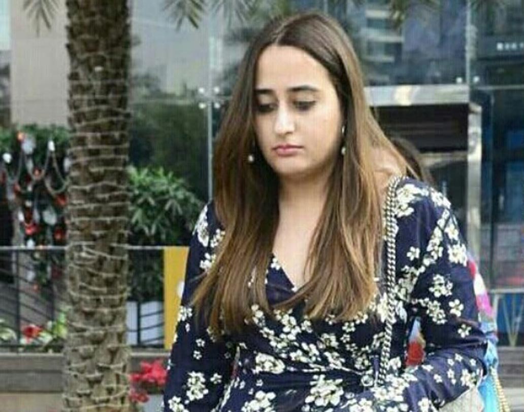 নাতাশা বরুণের চেয়ে বসয়ে দু’বছরের ছোট। উইকিপিডিয়ার তথ্য অনুযায়ী ১৯৮৯ সালে মুম্বইতেই জন্ম হবু কনের। নিউ ইয়র্ক থেকে ফ্যাশন টেকনোলজি নিয়ে পড়াশোনা করেছেন নাতাশা। বর্তমানে একজন পেশাদার ফ্যাশন ডিজাইনার তিনি।