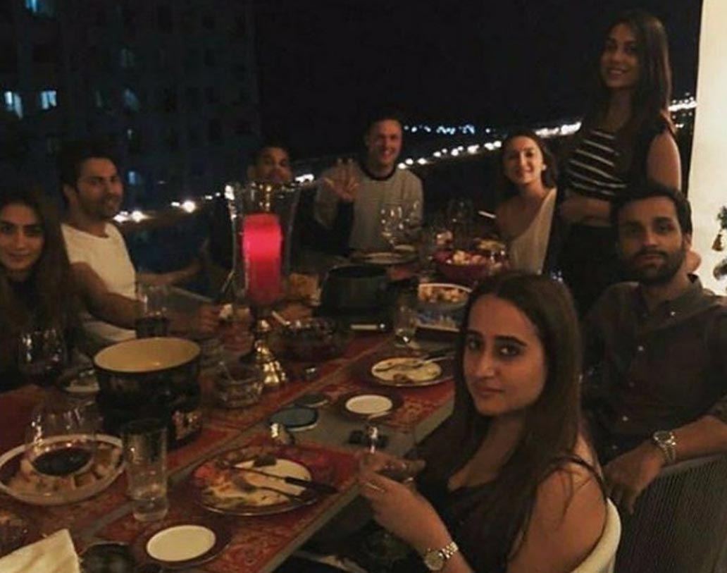 বরুণ ও নাতাশার বন্ধুরাও ‘কমন’। মাঝে মাঝেই তাঁদের এক সঙ্গে দেখা যায়।