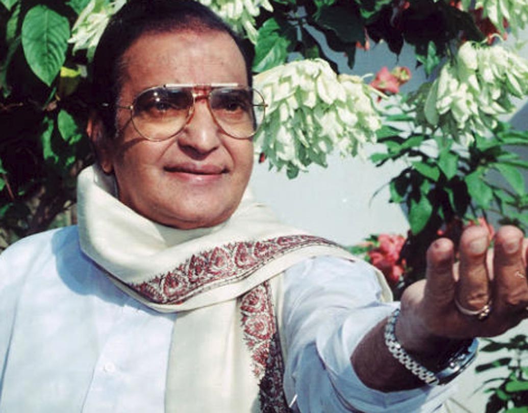 নন্দমুরি তারকা রামারাও(এনটিআর): এই চলচ্চিত্র অভিনেতা ১৯৮২ সালে হায়দরাবাদে তেলুগু দেশম পার্টির প্রতিষ্ঠা করেন। এর সদর দফতর হায়দরাবাদের এন টি আর ভবন, বানজারা হিলসে। একাধারে অভিনেতা, প্রযোজক, চিত্রনির্মাতা এবং রাজনীতিক এনটিআর তিন বার অন্ধ্রপ্রদেশের মুখ্যমন্ত্রীর পদে বসেছেন।