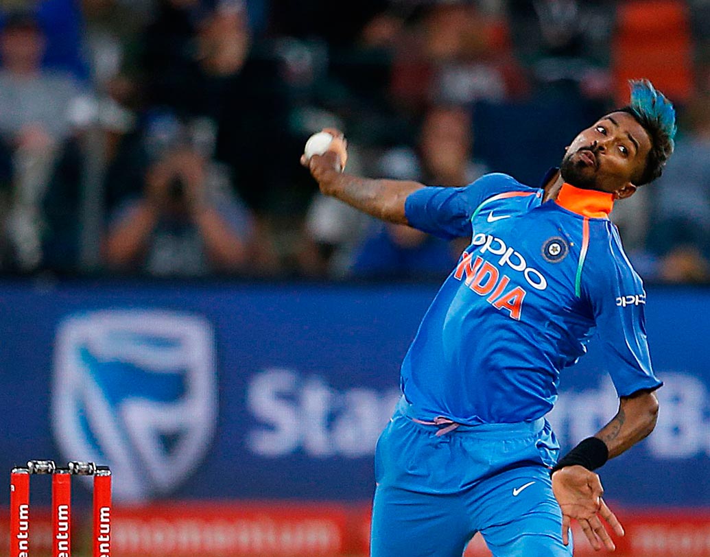 হার্দিক পাণ্ড্য: এই সিরিজে ব্যাটে বা বলে এখনও সে ভাবে সফল নন হার্দিক। কিন্তু নিজের দিনে যে কোনও দলের কাছে ত্রাস হয়ে উঠতে পারেন এই তরুণ অলরাউন্ডার। টিম ইন্ডিয়ার অন্যতম নির্ভরযোগ্য ক্রিকেটার তিনি।