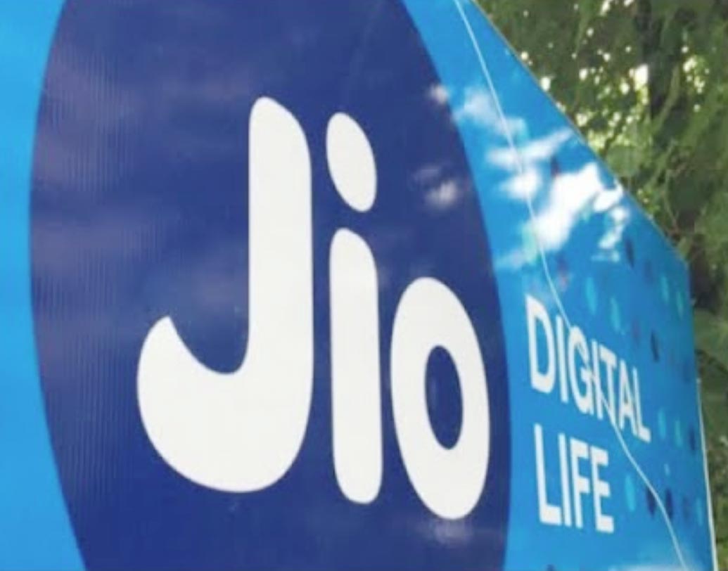 রিলায়্যান্স লাইফ, স্যামসাং, শাওমি, মোটোরোলা, মাইক্রোম্যাক্স, নোকিয়া, ব্ল্যাকবেরি, এলজি, আসুস, ইনটেক্স-এর মতো মোট ২২টি ব্র্যান্ডের ফোন কিনলে জিও’র গ্রাহকরা পেয়ে যাবেন ২২০০ টাকার ‘ক্যাশ ব্যাক’।