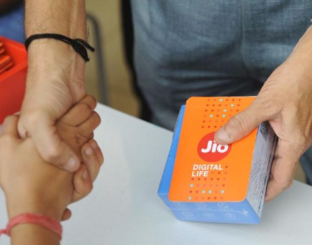 এই ভাউচারগুলি জিও গ্রাহকরা তাঁদের পরবর্তী ১৯৮ বা ২৯৯ টাকার রিচার্জের ক্ষেত্রে অ্যাডজাস্ট করে নিতে পারবেন।