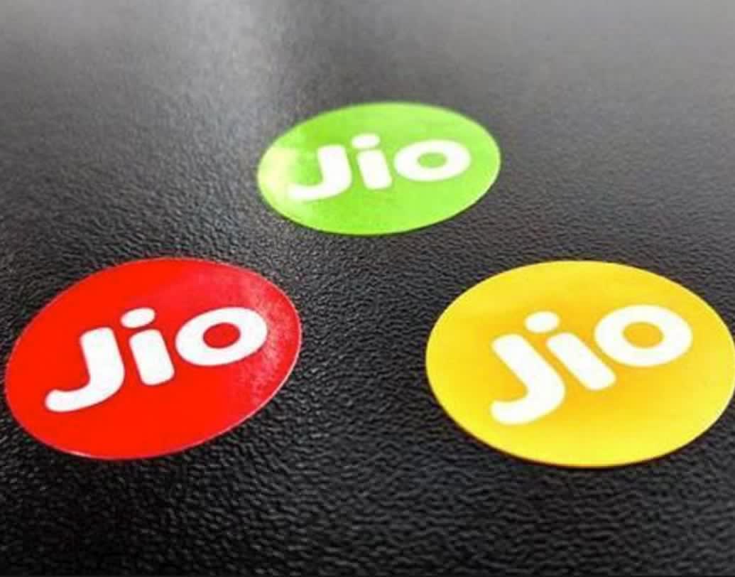 এই ‘ইনস্ট্যান্ট ক্যাশ ব্যাক’ অফারটি পেতে হলে জিও গ্রাহকদের ৩১ মার্চের মধ্যে ১৯৮ বা ২৯৯ টাকার রিচার্জ করতে হবে তাঁদের নতুন ফোন থেকে।