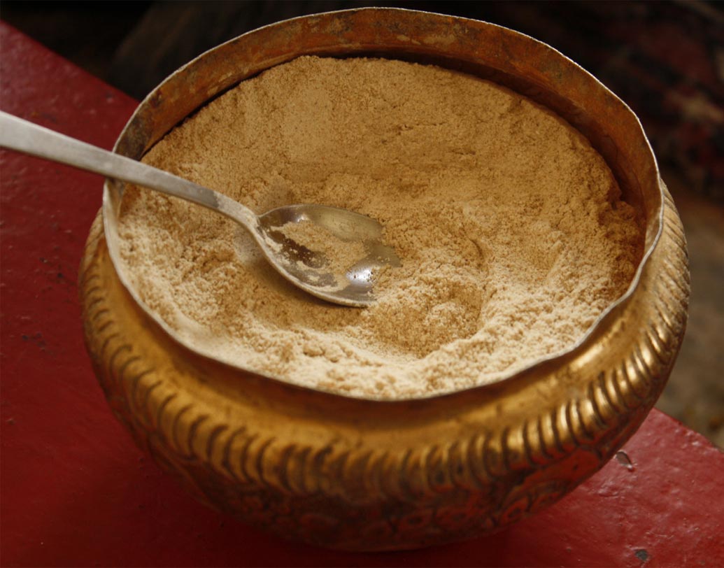 যাদের ত্বক অতিরিক্ত তৈলাক্ত তারা অ্যাকনের সমস্যায় ভোগেন। এই ধরনের ত্বকের জন্য চন্দনের প্যাক সবচেয়ে ভাল। চন্দন জলে গুলে মুখে লাগিয়ে রাখুন। শুকিয়ে যাওয়ার আগে আঙুলের ডগায় জল লাগিয়ে মাসাজ করুন। জল দিয়ে ধুয়ে ফেলুন।