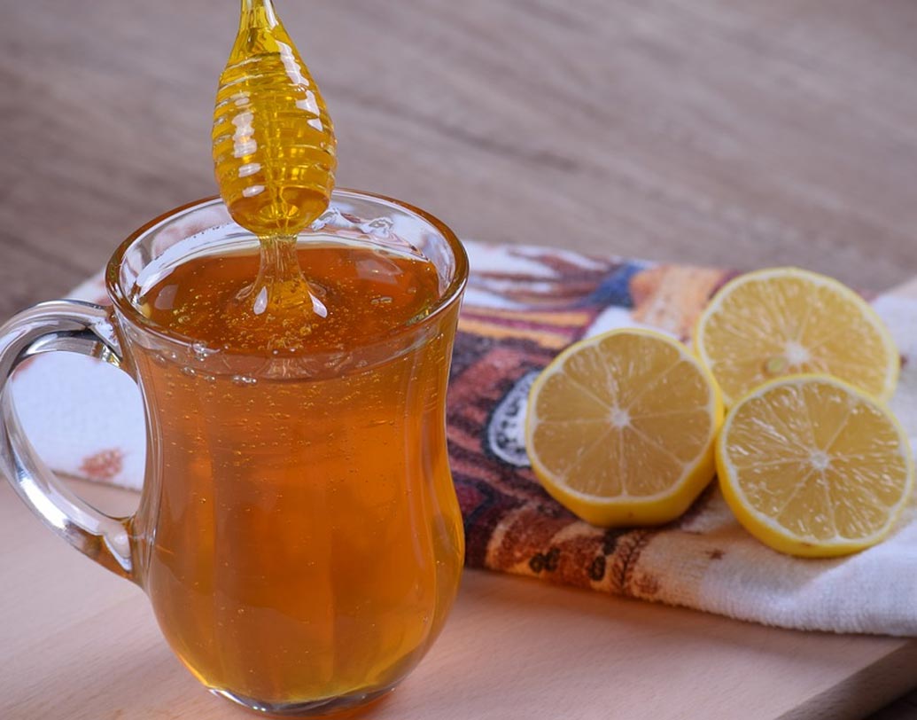 মধু ও লেবুর কম্বিনেশন ত্বকের জন্য খুবই ভাল। ত্বকের ক্লান্তি দূর করতে লেবুর রস ও মধু মিশিয়ে লাগিয়ে রাখুন ২০ মিনিট। জল দিয়ে ধুয়ে ফেলুন।