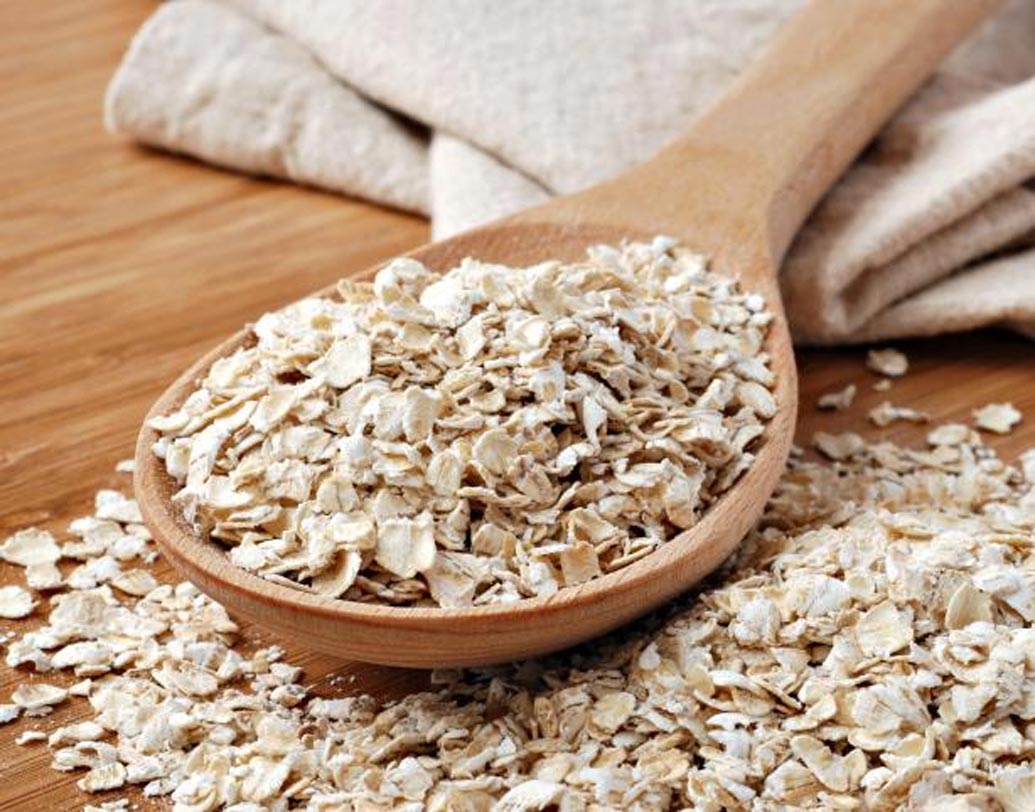 ওটমিল মাস্ক ত্বক ভিতর থেকে পরিষ্কার করে। তাই কেনা স্ক্রাবারের বদলে ক্লিনজার হিসেবে ব্যবহার করুন ওটমিল।