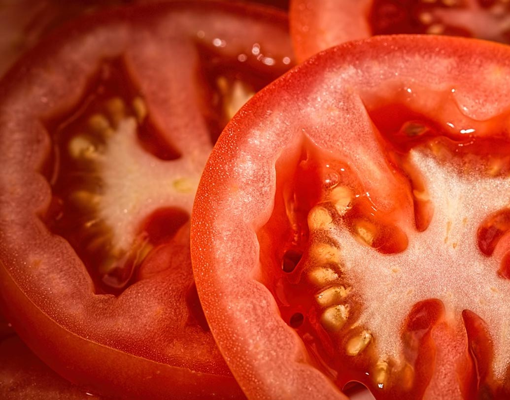 টোম্যাটো শুধু ন্যাচারাল ব্লিচিং এজেন্ট হিসেবে কাজ করে তাই নয়, ত্বকে গোলাপি আভা নিয়ে আসে টোম্যাটো। টোম্যাটোর রস মুখে লাগিয়ে রাখুন। শুকিয়ে গেলে জল দিয়ে ধুয়ে ফেলুন।