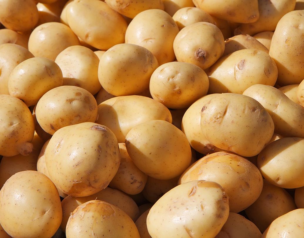 আলু ন্যাচারাল ব্লিচিং এজেন্ট হিসেবে কাজ করে। আলুর রস মুখে লাগিয়ে রাখুন। শুকিয়ে গেলে জল দিয়ে ধুয়ে ফেলুন।