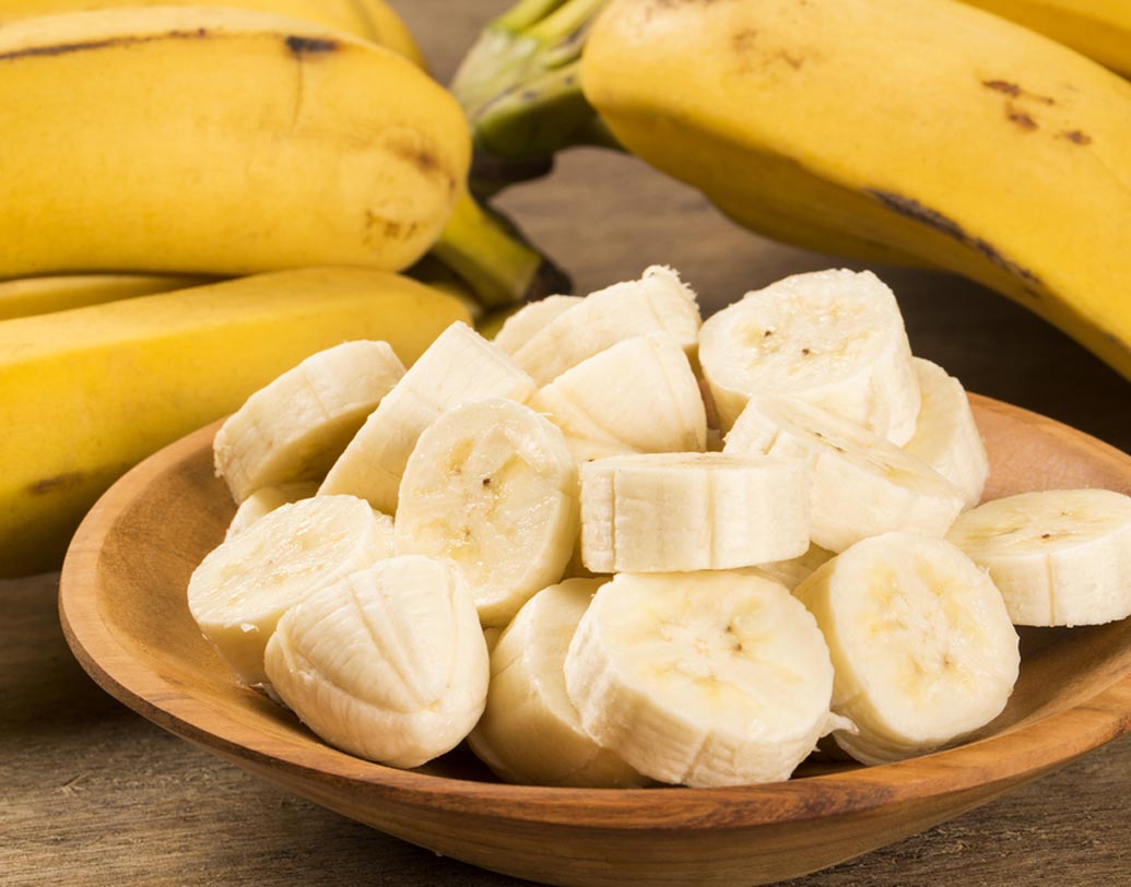 ত্বকের পোড়া ছোপ দূর করতে পাকা কলা চটকে দুধের সঙ্গে মিশিয়ে মুখে লাগান।