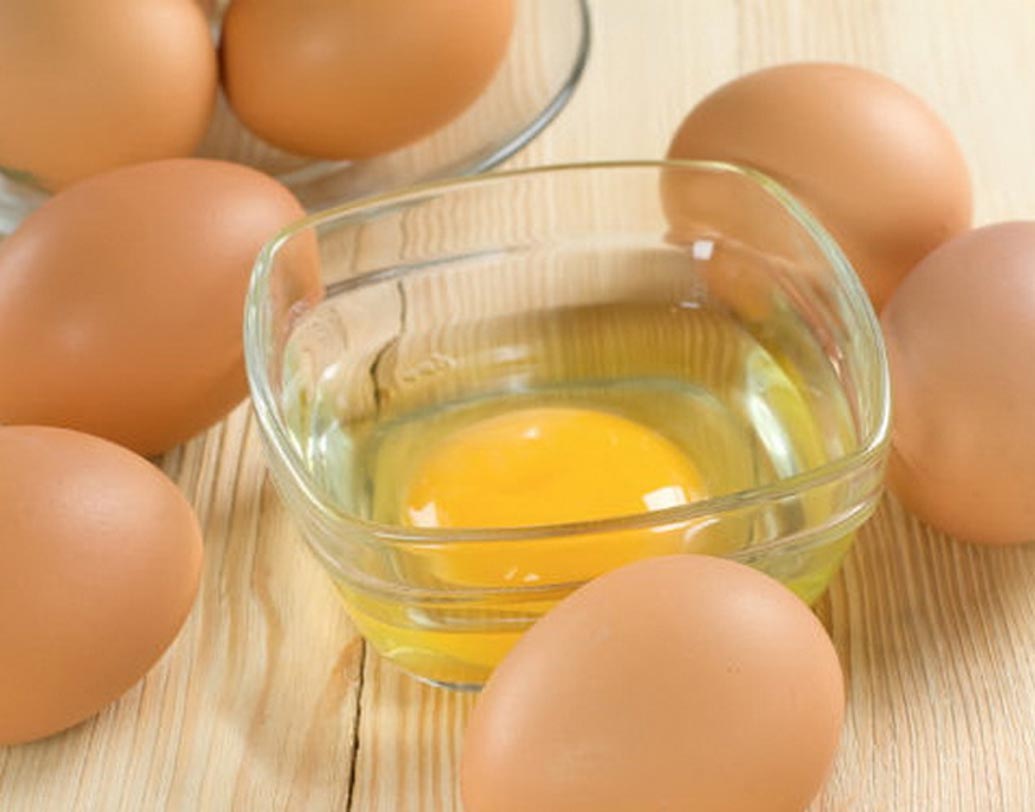 কালচে ছোপ পড়া ক্লান্ত ত্বকের ঔজ্বল্য ফিরিয়ে আনতে সাহায্য করে ডিম। ভাল করে ফেটানো ডিমের সঙ্গে ২ ফোঁটা লেবুর রস ও ল্যাভেন্ডার অয়েল মিশিয়ে মুখে লাগান।