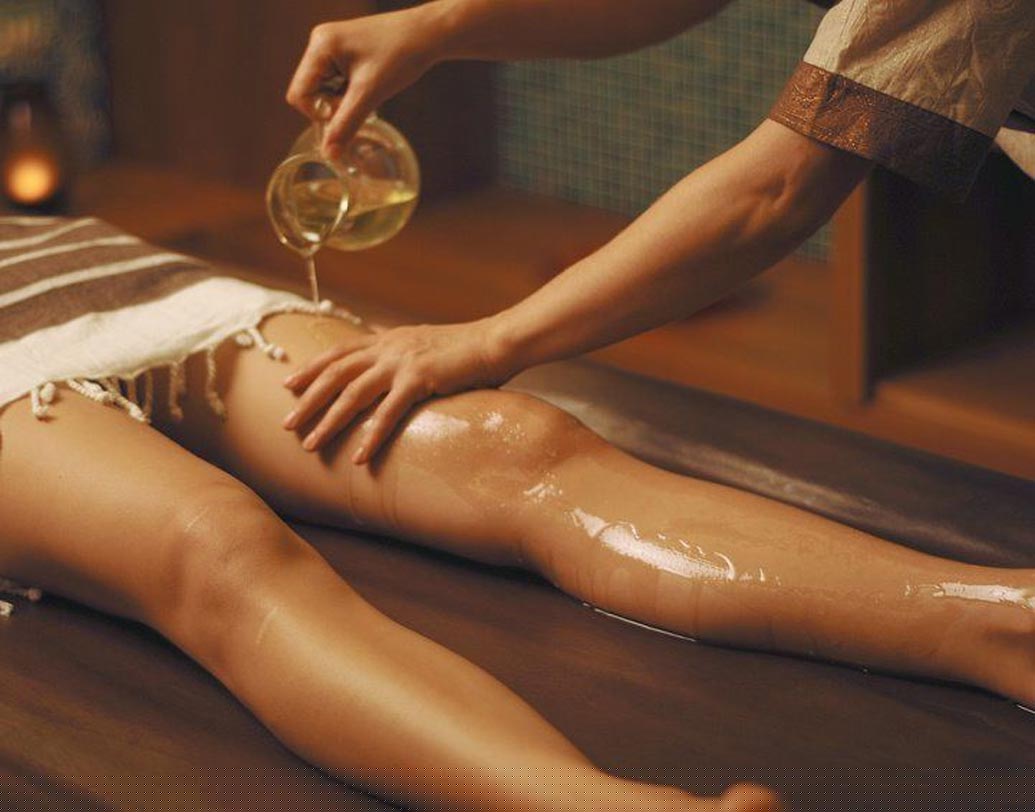 সপ্তাহান্তে রিল্যাক্সেশনের জন্য এবং ত্বকের ঔজ্জ্বল্য বাড়াতে হট অয়েল বডি মাসাজ করুন। আমন্ড অয়েল, নারকেল তেল বা অলিভ অয়েল মাসাজ করুন। ৩০ মিনিট রেখে হালকা গরম জলে স্নান করে নিন।