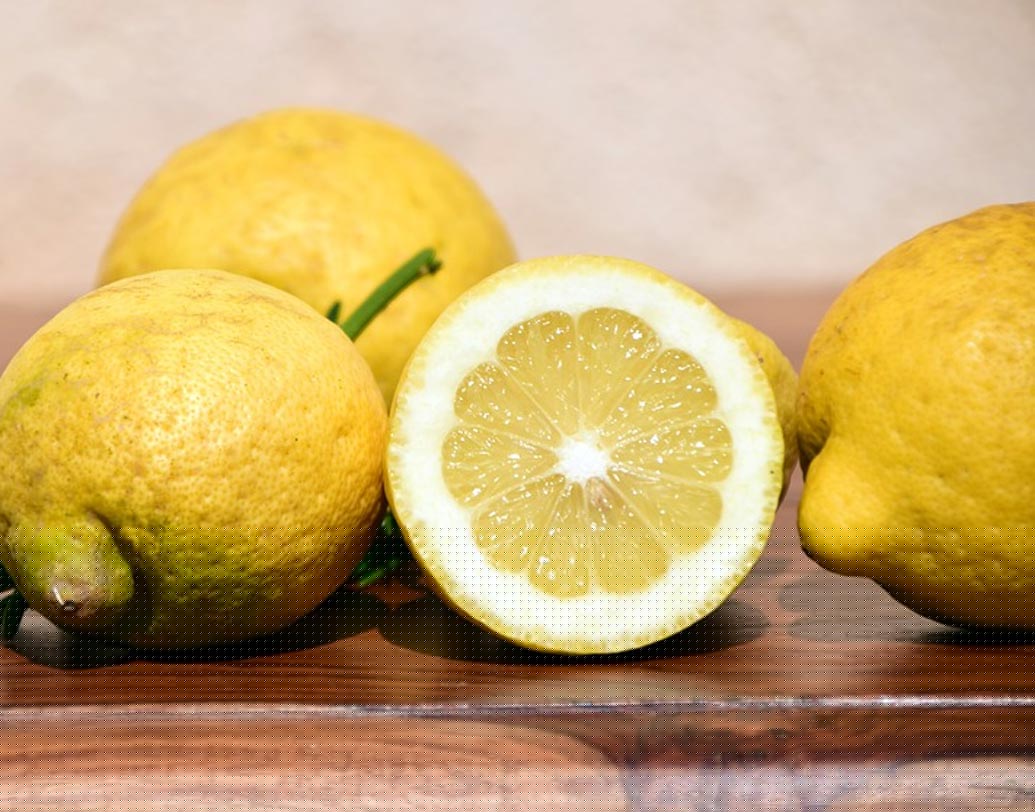 লেবুর অ্যান্টি-ট্যানিং গুণ রয়েছে। ত্বকের কালো, রোদে পোড়া অংশে লেবুর রস লাগিয়ে রাখুন ১০ মিনিট। জল দিয়ে ধুয়ে ফেলুন।